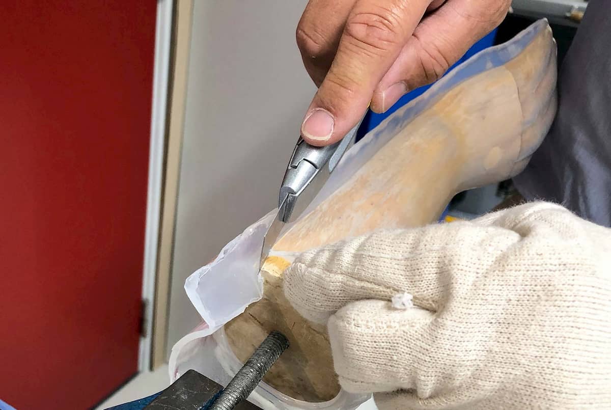 Removing a high-temperature orthosis off a positive mould