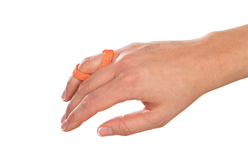 Hand with an anti-swan neck orthosis for arthritis in Orficast Orange on the index finger